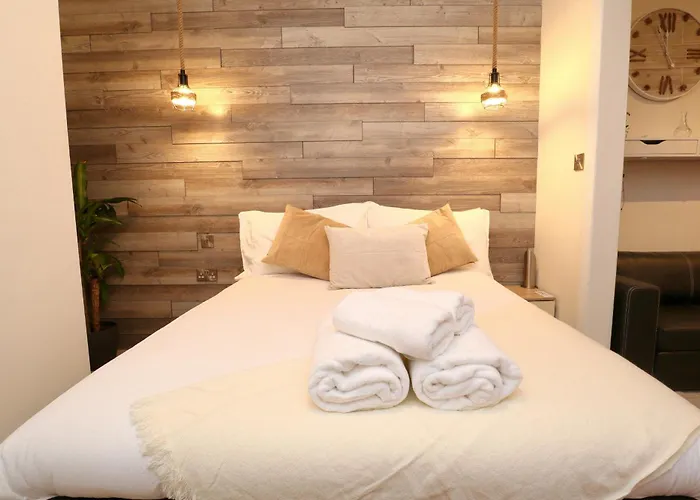 Treetop View Cosy Getaway In Eastbourne, Free Parking, Short And Long Stays,