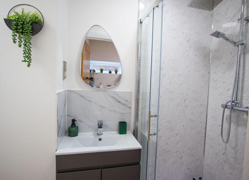 Treetop View Cosy Getaway In Eastbourne, Free Parking, Short And Long Stays, Apartment Eastbourne