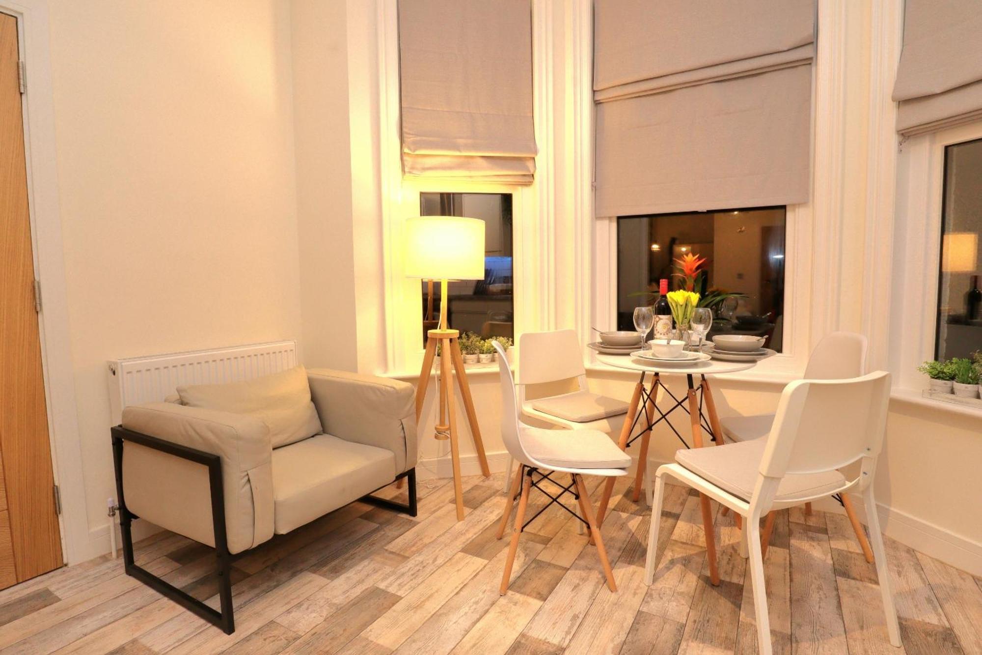 Treetop View Cosy Getaway In Eastbourne, Free Parking, Short And Long Stays, Apartment *