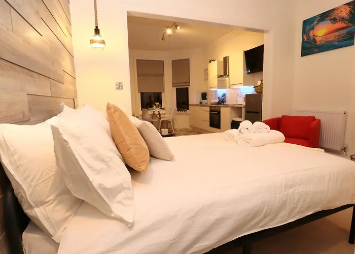 Treetop View Cosy Getaway In Eastbourne, Free Parking, Short And Long Stays,